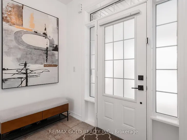 112 Hanson Cres — Photo 3