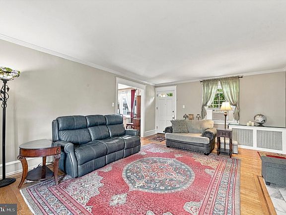 3rd image of 748 Edmonds Ave