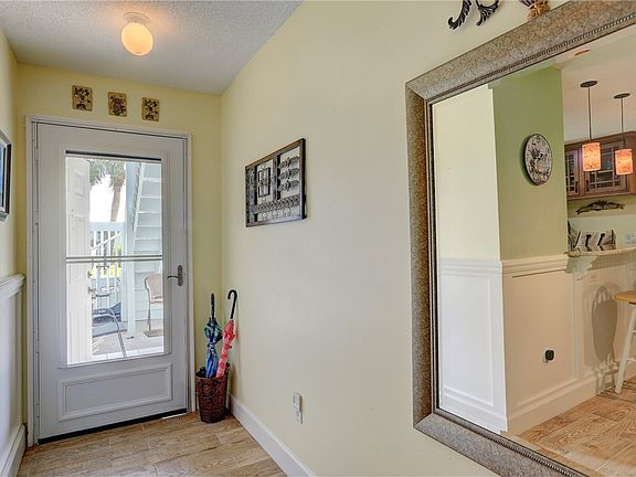 3rd image of 9635 Riverside Dr APT 2