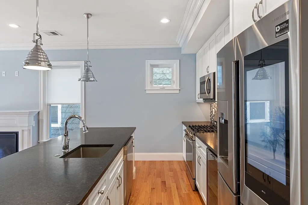 2 bed, 2.0 bath, 1045 sqft, $4,000 — Photo 1