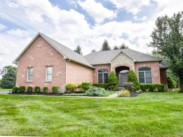 2940 Dana Pointe Dr, Pinckney, MI 48169