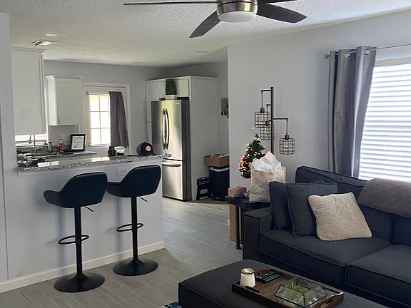 3rd image of 610 Riverview Ave