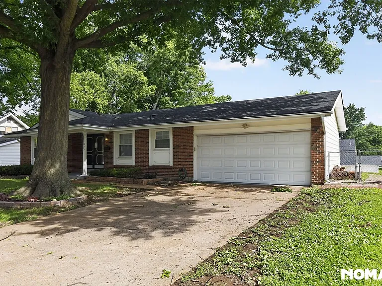 1835 Ardmore Dr — Photo 2