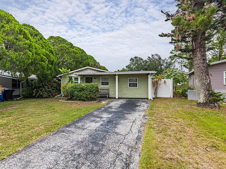 5651 Kelly Dr N — Photo 26