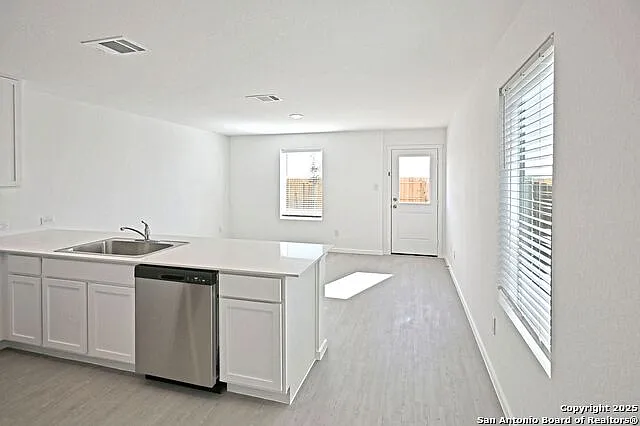 3 bed, 2.5 bath, 1189 sqft, $1,300 — Photo 4