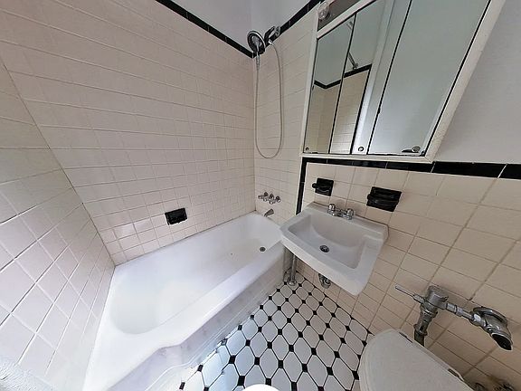 5th image of 258 E 78th St APT 5C