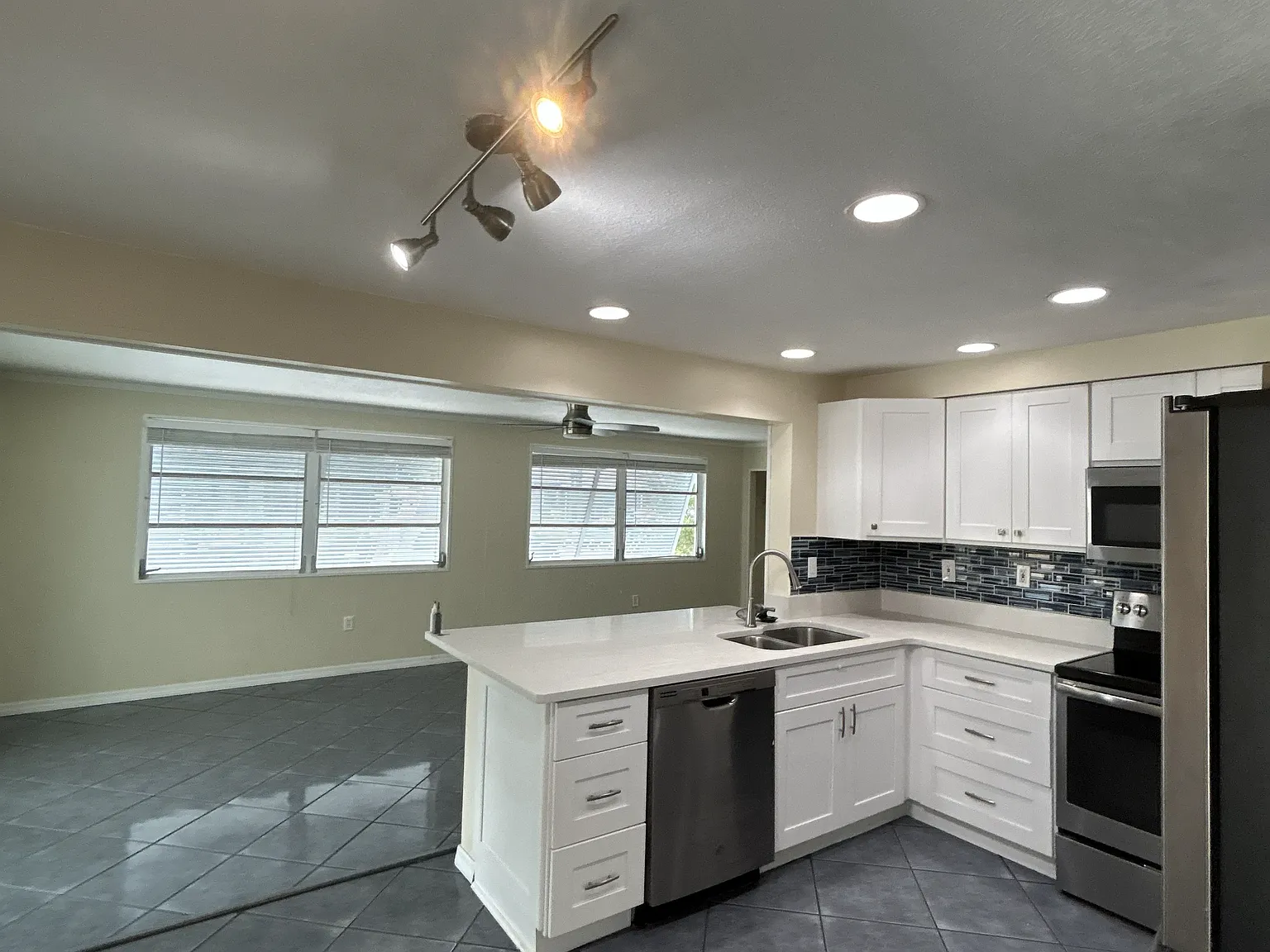 2 bed, 1365 sqft, $1,900 — Photo 3
