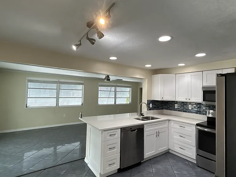 4425 N Canal Cir — Photo 2