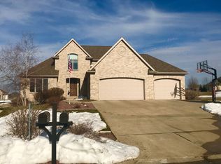 N1525 Stone Bluff Ln, Greenville, WI 54942