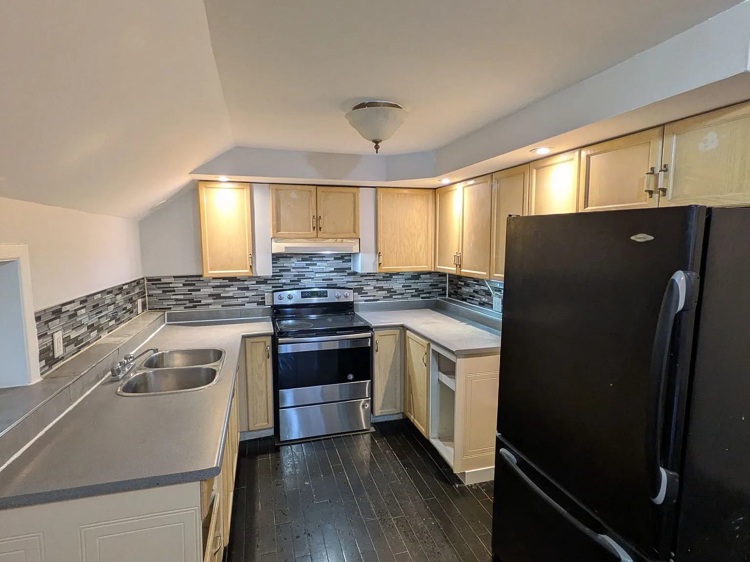 3 bed, $1,900 — Photo 2