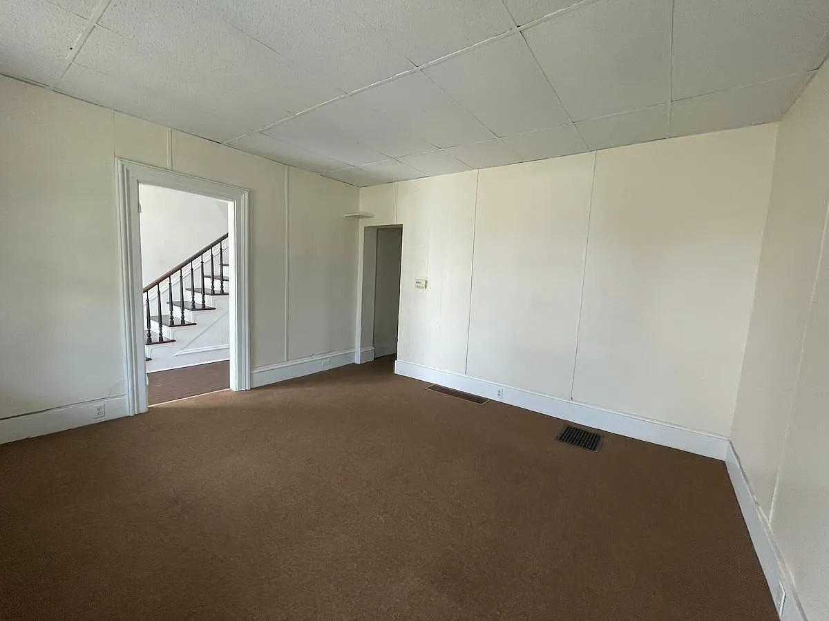 5 bed, 2200 sqft, $550 — Photo 2