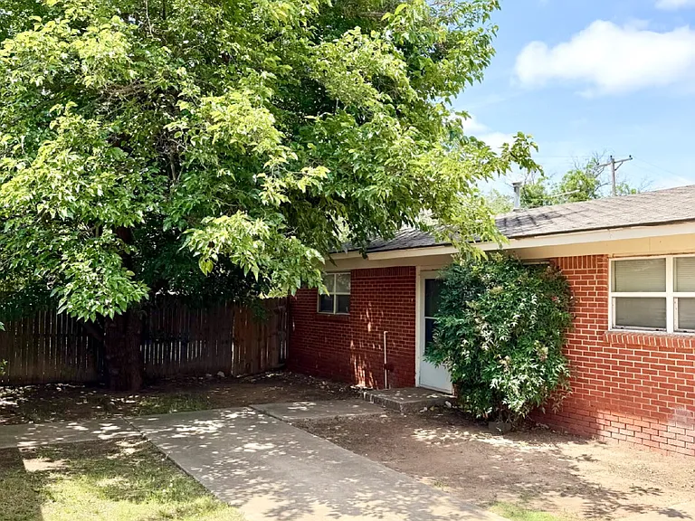 2423 22nd Pl #B — Photo 2