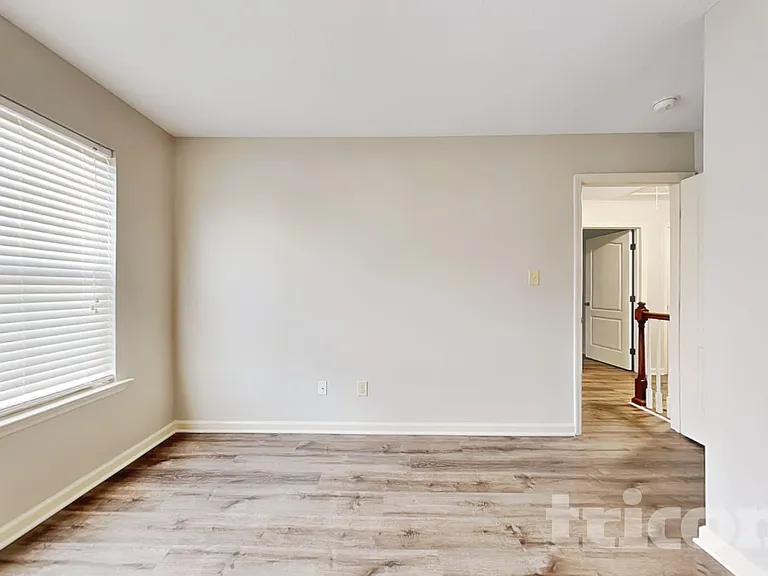 8015 Battle St — Photo 12