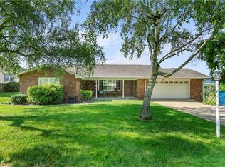 910 Crestview Dr, Ellwood City, PA 16117