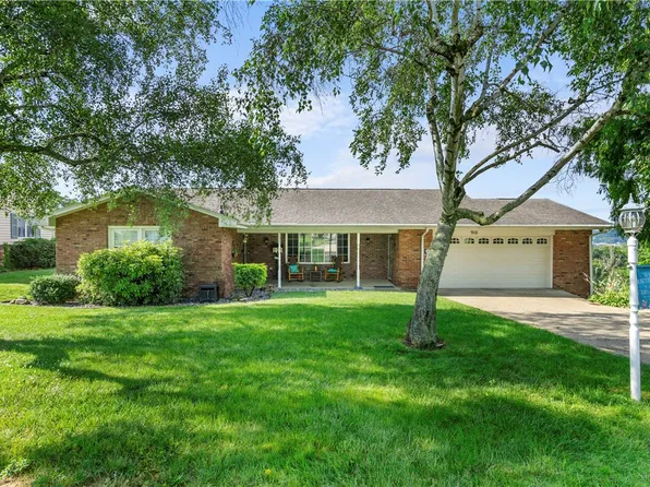 910 Crestview Dr, Ellwood City, PA 16117