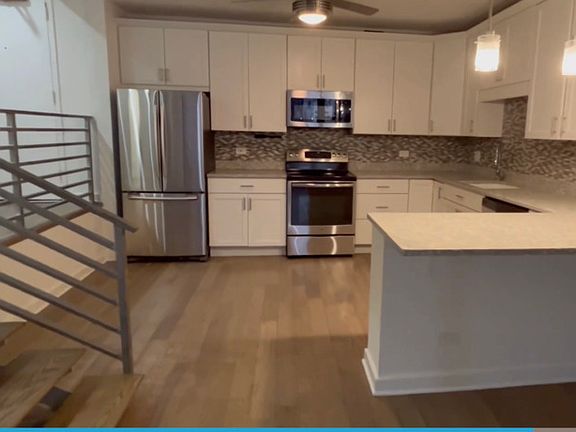 2nd image of 816 N Dearborn St #418