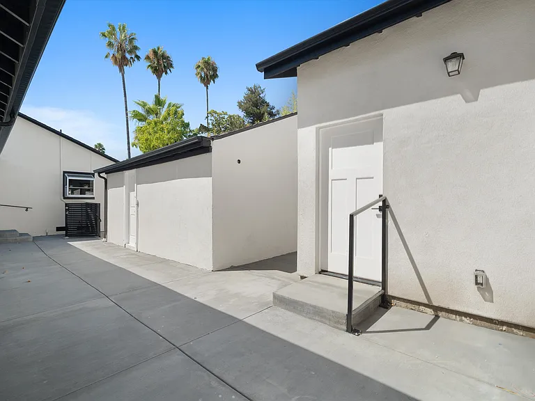 10558 Encino Ave — Photo 18