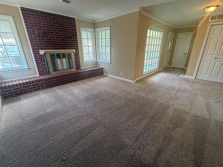 137 N Montana Ave — Photo 2