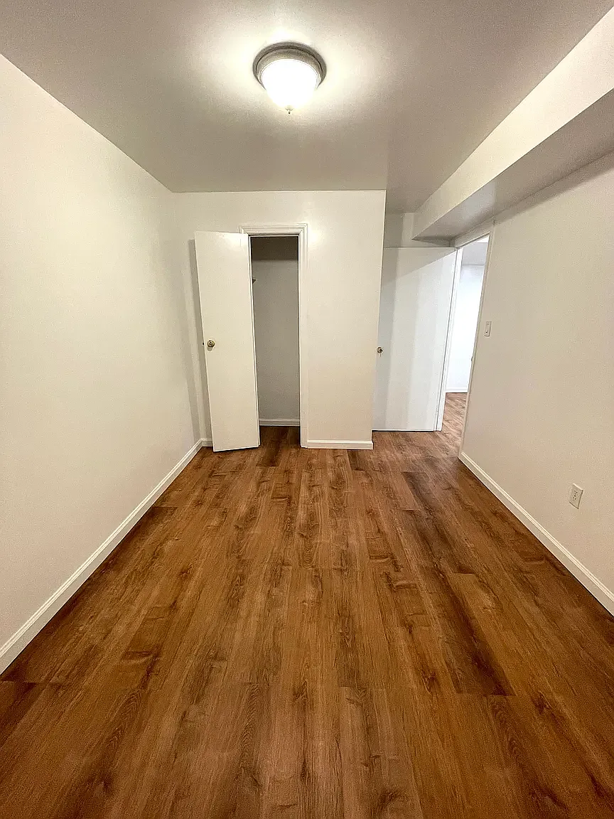 21-32 Steinway Street — Photo 3