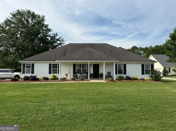 725 Edgewater Pl, Hahira, GA 31632
