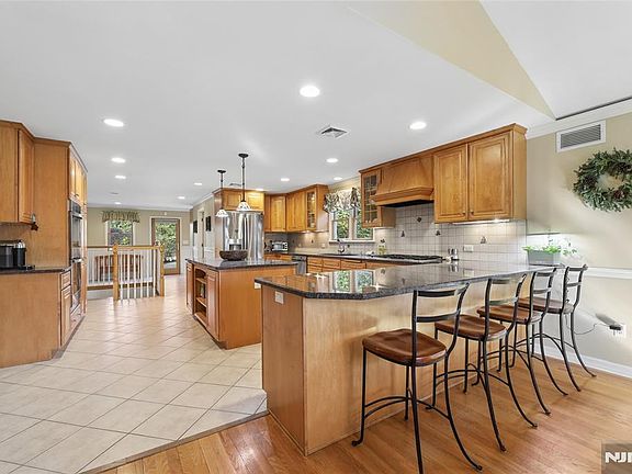 2nd image of 38 Madison Ave