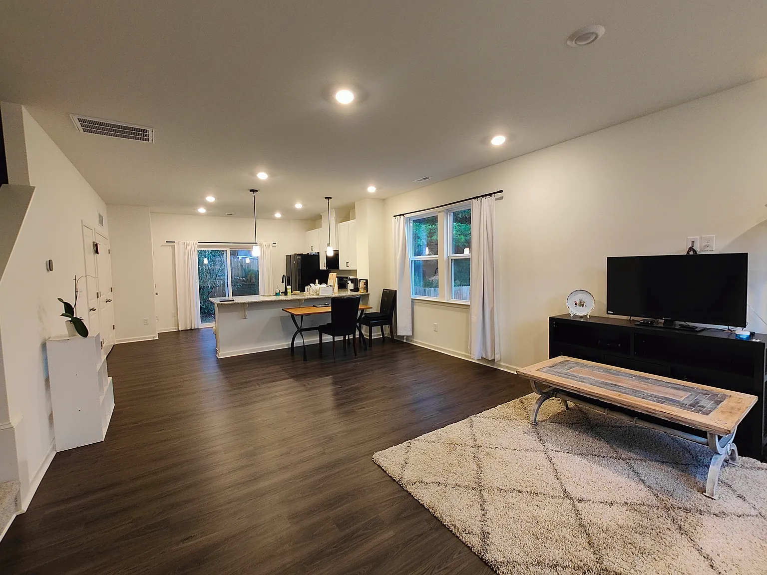 3 bed, 2.5 bath, 1330 sqft, $800 — Photo 1