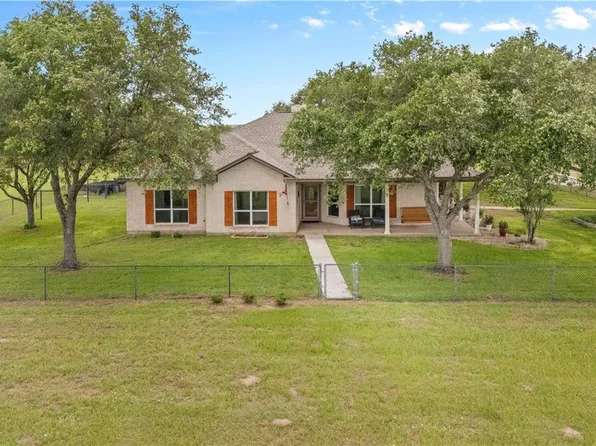 211 Dewberry Ln, Victoria, TX 77904
