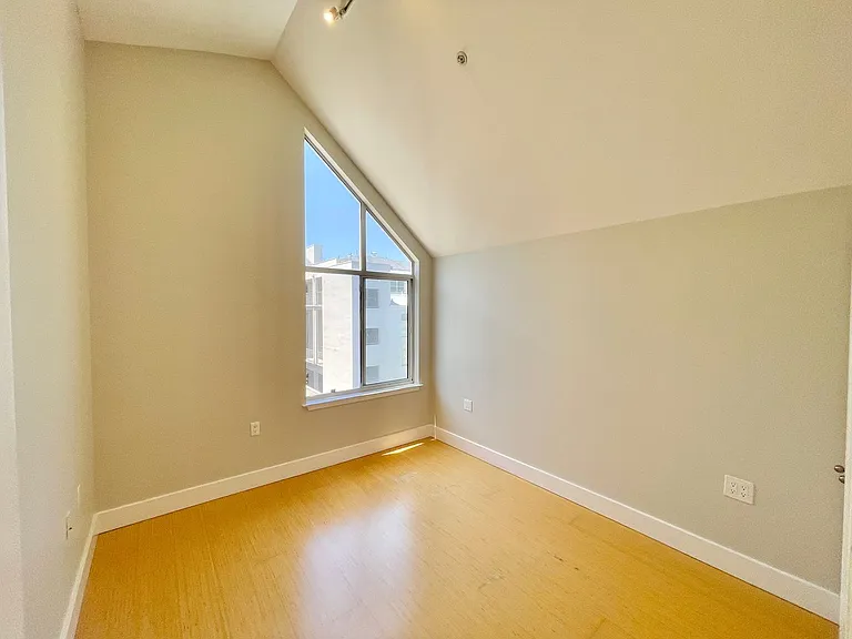 638 19th St #11 — Photo 13
