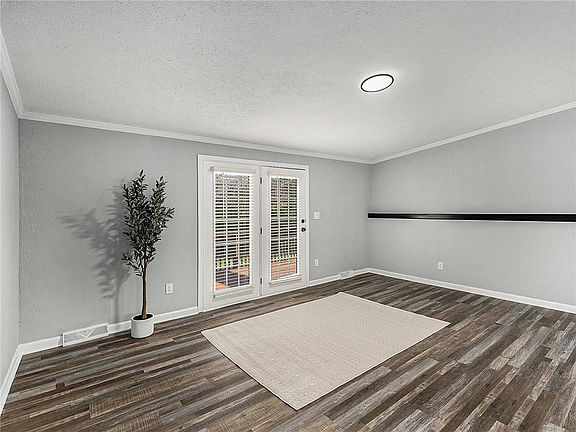 5th image of 13732 Lawrence Ave