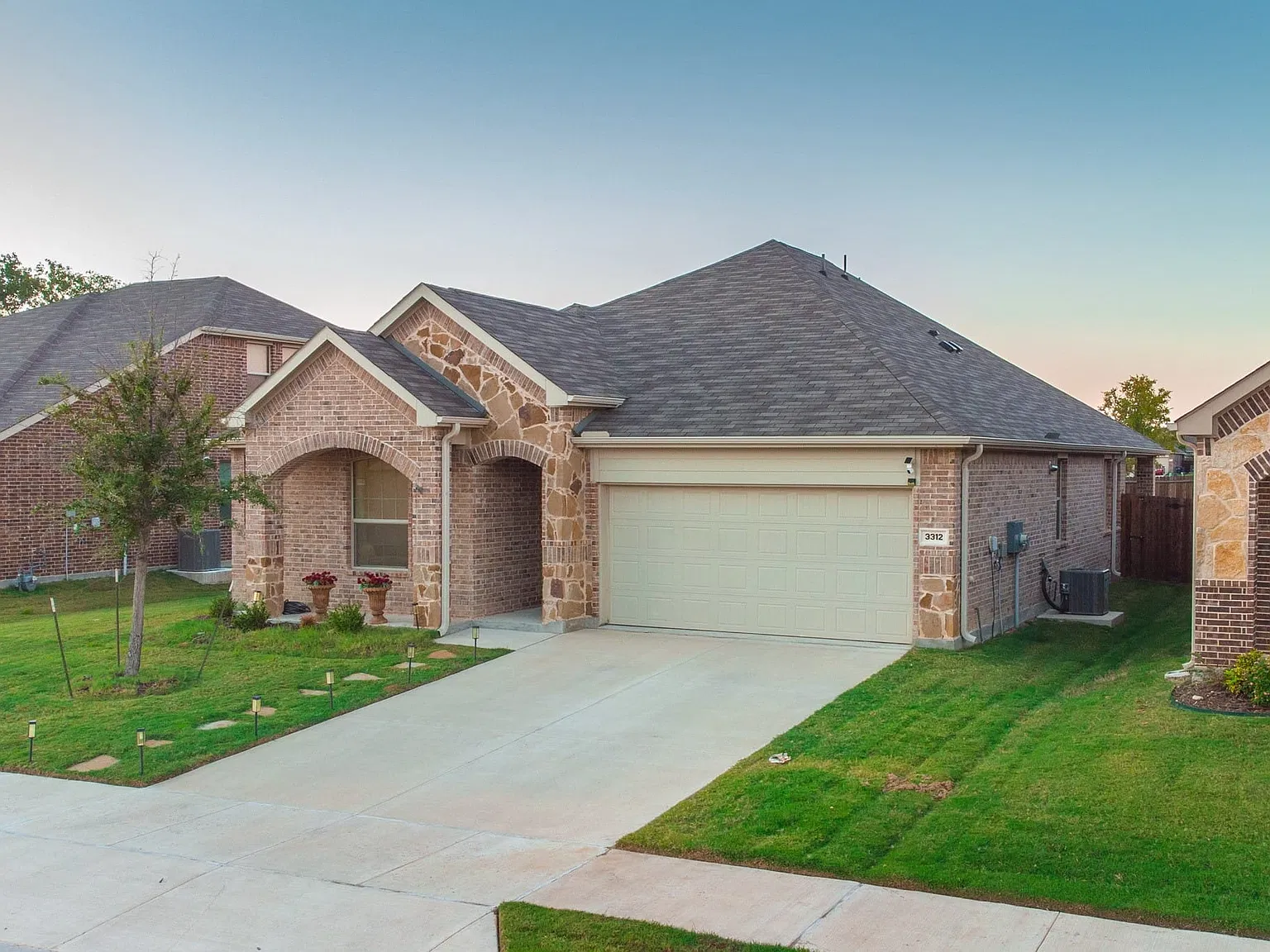 4 bed, 2.0 bath, 1987 sqft, $2,400 — Photo 4
