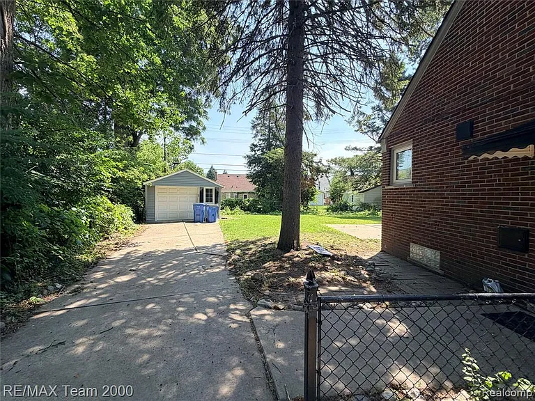 1415 Oakland Ct — Photo 2