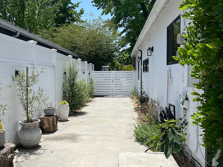 14605 La Maida St — Photo 4