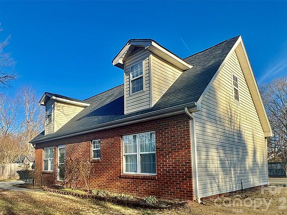 3rd image of 4463 Legend St SW