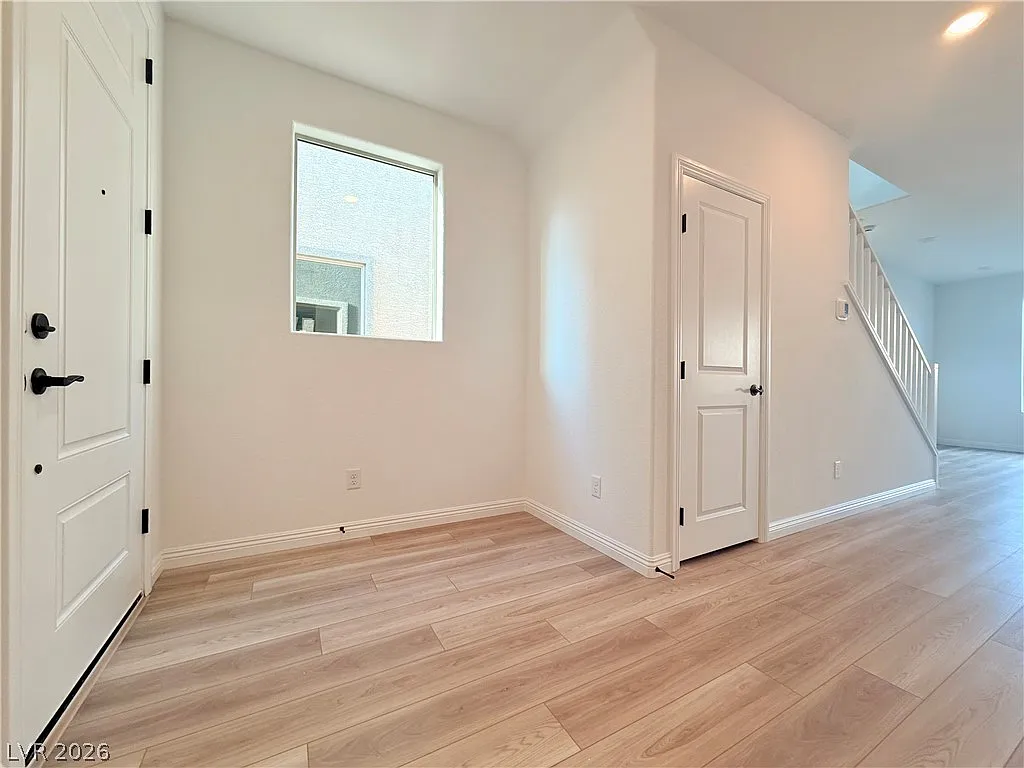 5 bed, 3.0 bath, 2206 sqft, $2,700 — Photo 2