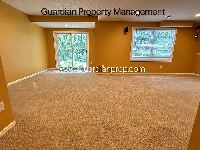 4046 Albany Cir — Photo 23