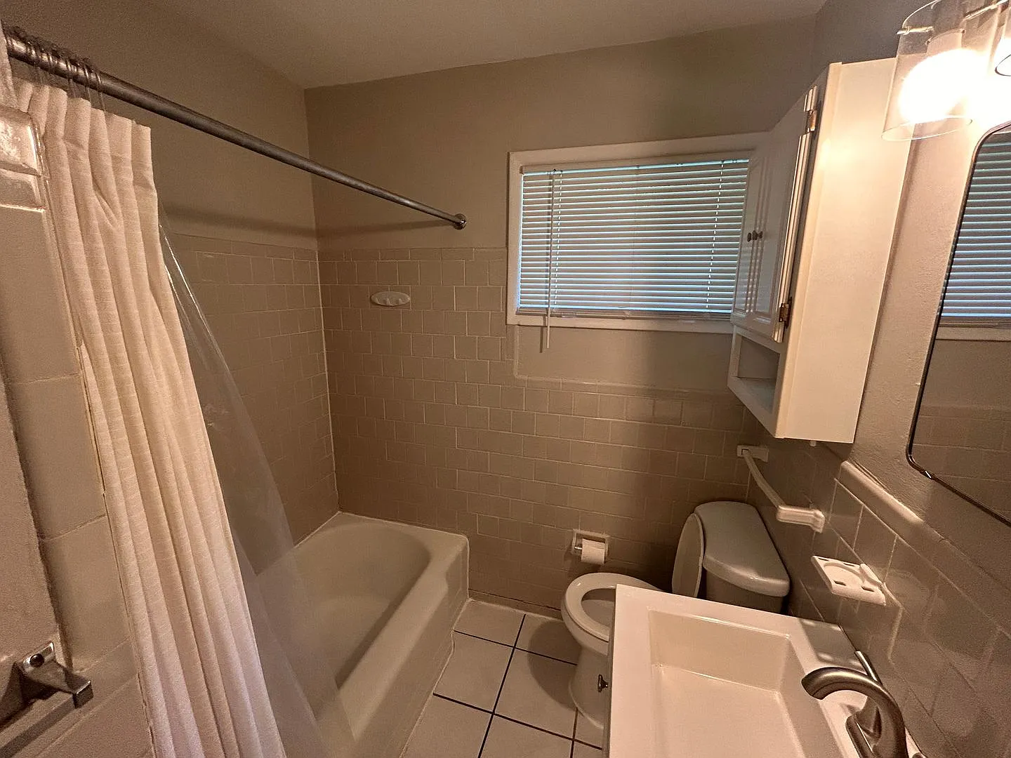 3BR- 1.5BA house with large yard- with move in special to get cash off rent! — Photo 3
