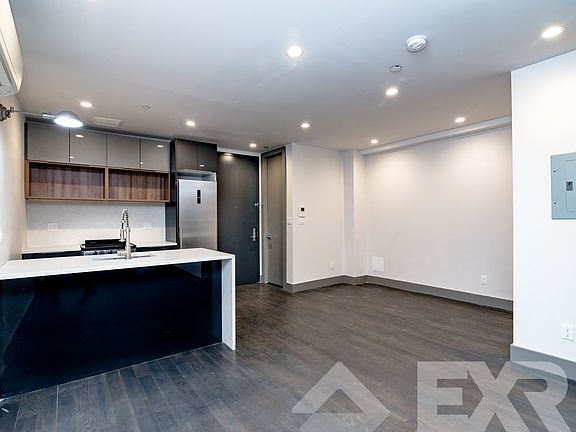 4th image of 523 Willoughby Ave #201