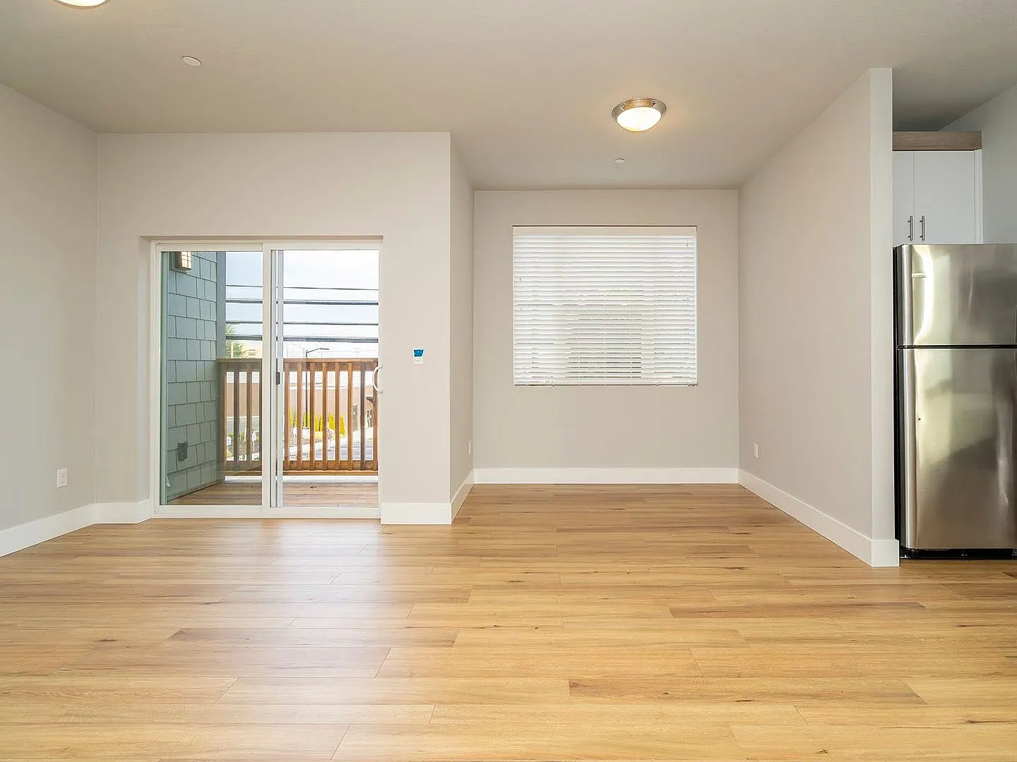 3 Bedroom, 1.5 Bath townhome style apartment with beautiful deck and modern appliances! — Photo 3
