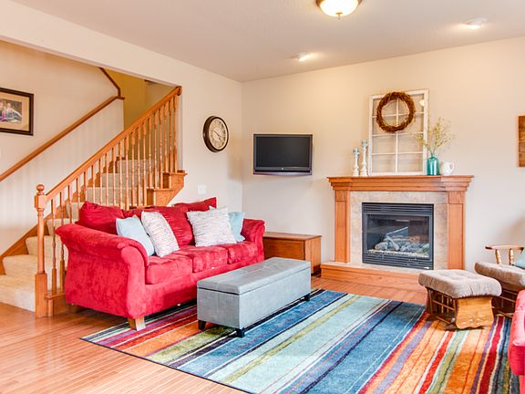 Living room w/fireplace