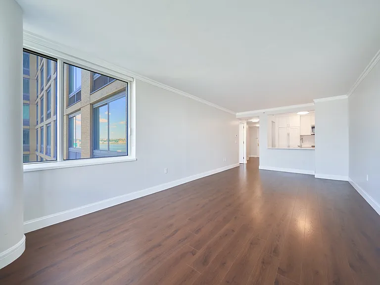 160 Riverside Blvd #15P — Photo 4