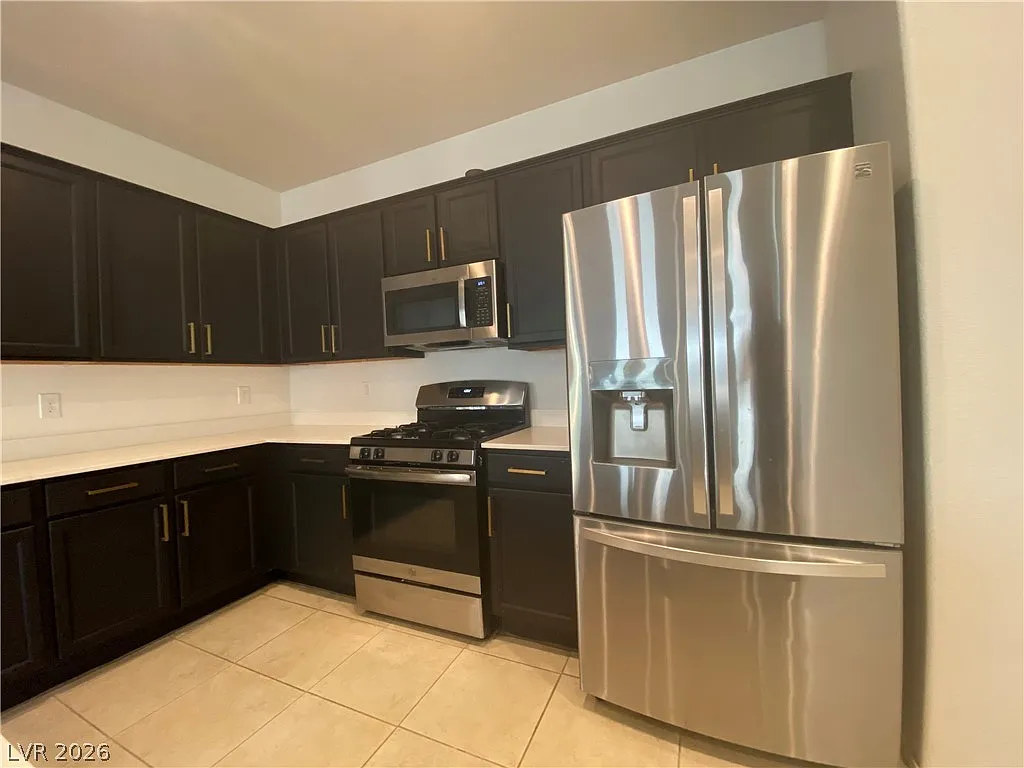 3 bed, 2.5 bath, 2384 sqft, $2,695 — Photo 4