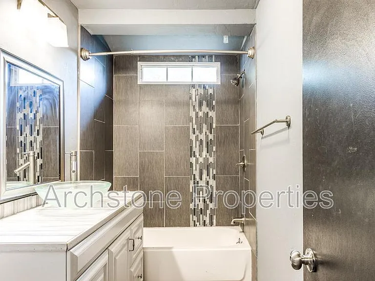 608 Holoway Dr — Photo 25
