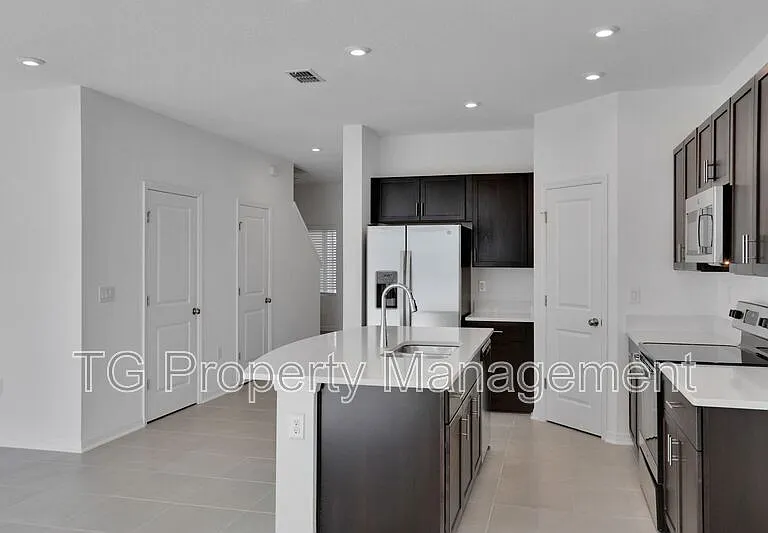 298 Anthony Dr — Photo 3