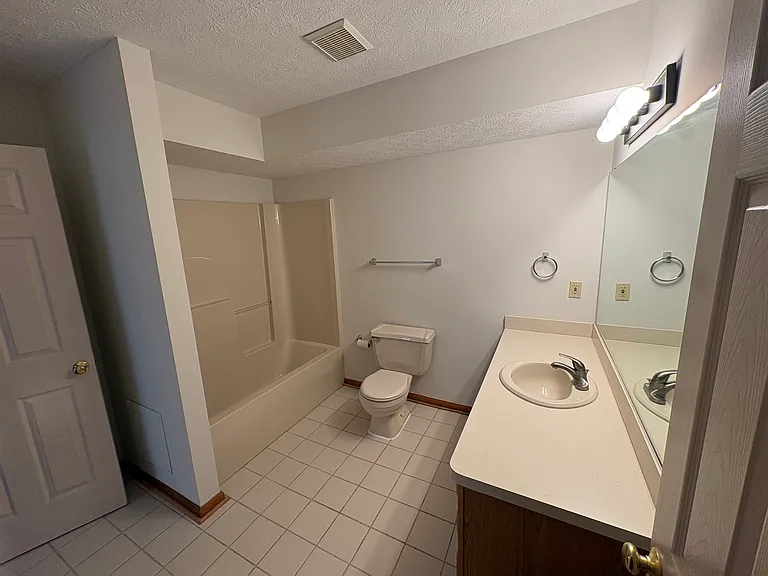 Bathroom (first floor)
