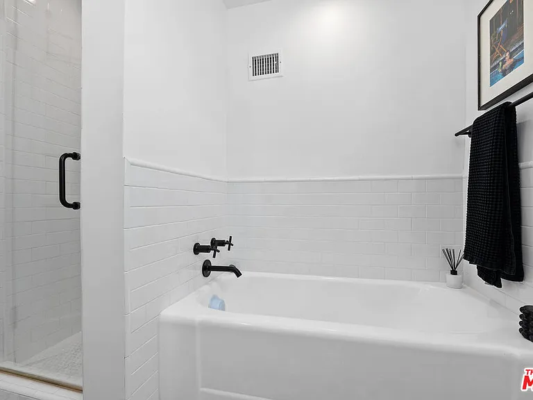 1270 N Hayworth Ave — Photo 18