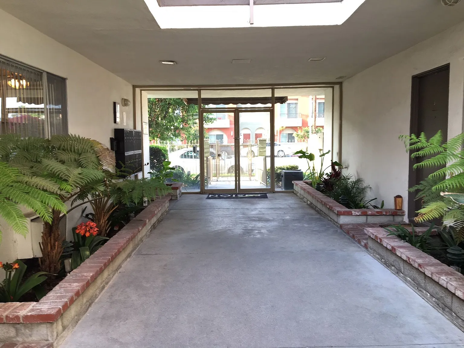 Spacious Floorplans. Refreshing Pool. Sherman Oaks Living — Photo 3
