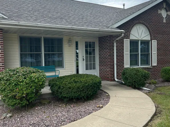 2109 W Navajo Dr, Freeport, IL 61032