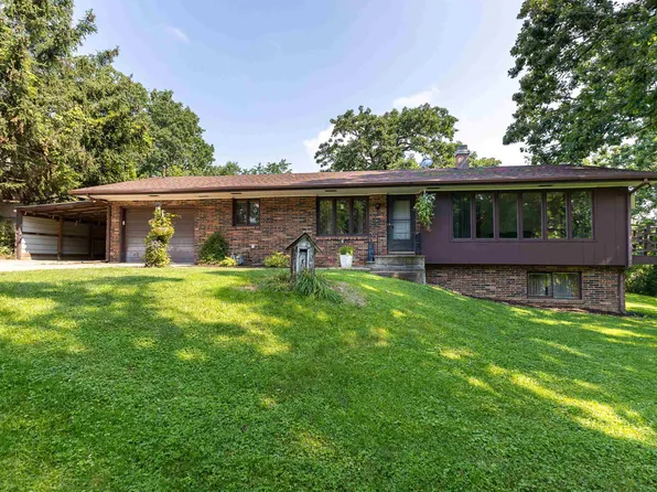 65 Oak Grove Dr, Dubuque, IA 52003