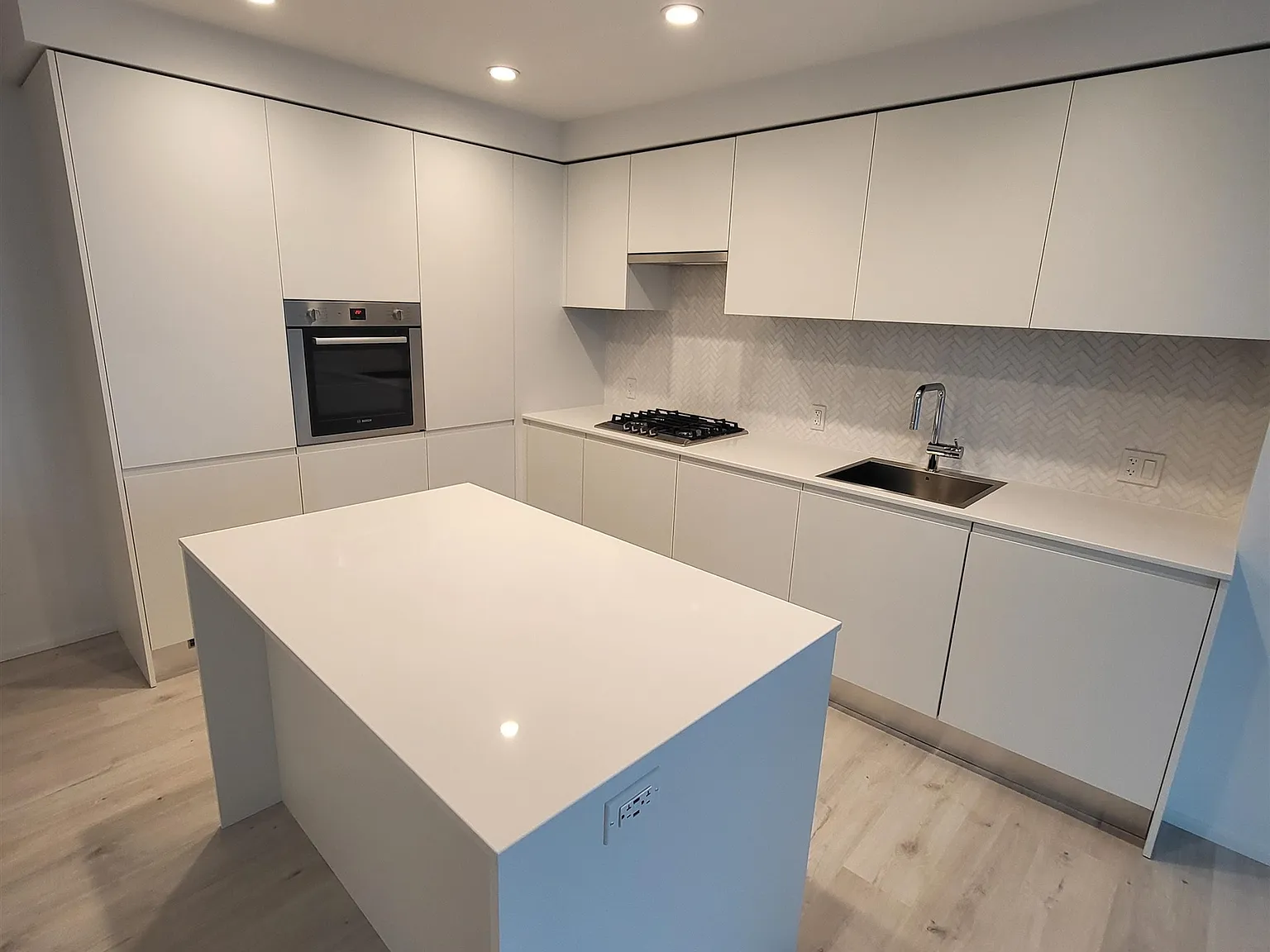 2 bed, 800 sqft, $2,700 — Photo 3