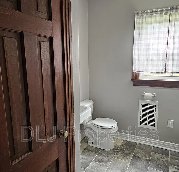 816 Andrew Johnson Hwy — Photo 10